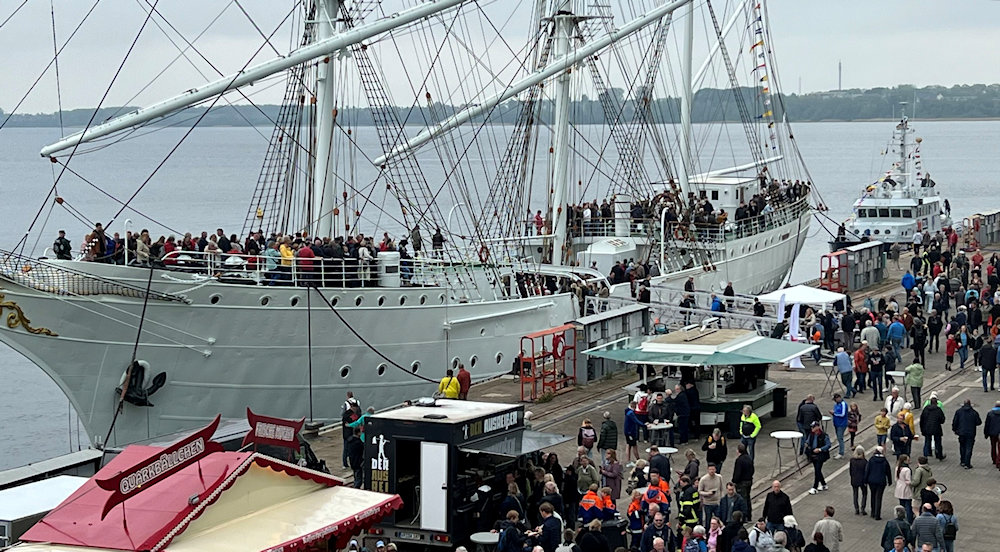Foto: Pressestelle Hansestadt Stralsund Menschenmassen strömen zur Gorch Fock 1 und besichtigen die Bark