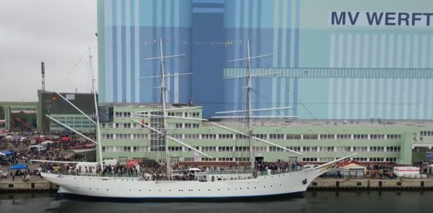 Die Gorch Fock 1 an der Pier der MV Werft am Tag der Offenen Tür