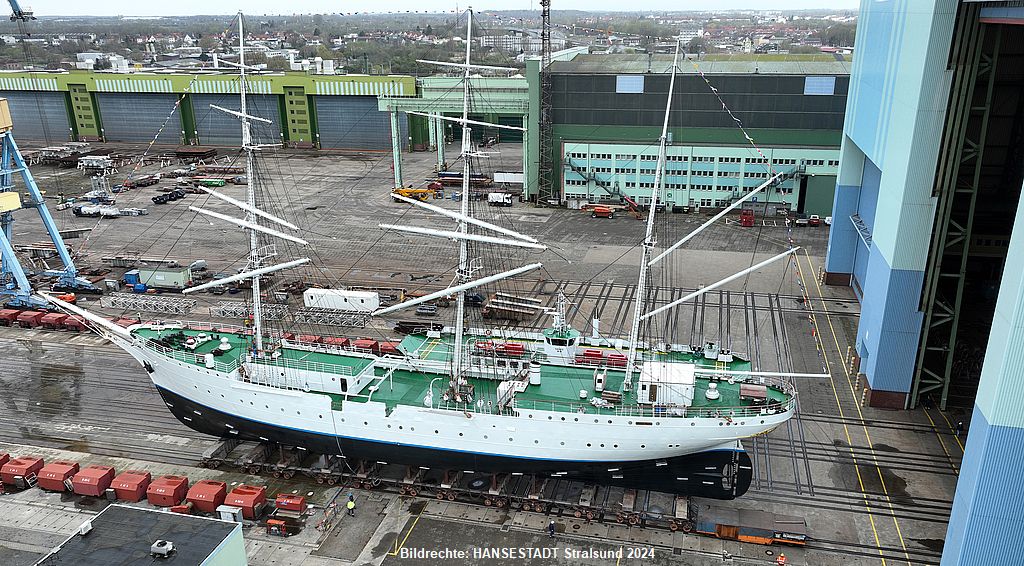 Gorch Fock (I) zum Tag der offenen Tür in der Werft