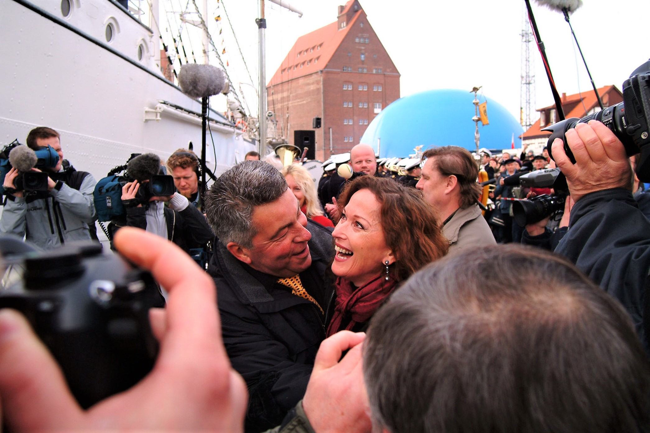 Die Taufpatin im Medienrummel nach der Taufe. Image