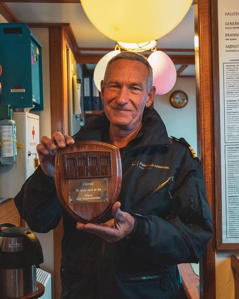 David Seidl, erster Offizier, zusammen mit seinem Bruder, Kapitän Marcus Seidl, seit über 30 Jahren an Bord der STATSRAAD LEHMKUHL. Markus Seidl präsentiert die Trophäe