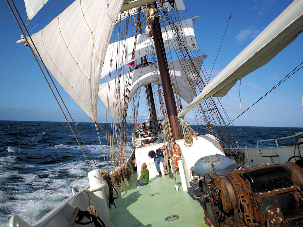 Die ARTEMIS gleitet mit vollen Segeln bei Windstärke von 5 bis 6 durch den Skagerrak, Purer Segelgenuß!