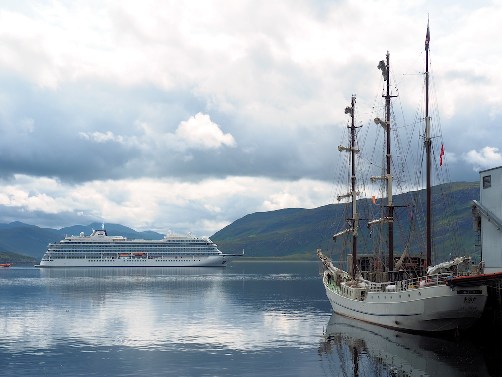 Im Hafen von Ullapool. Im Vordergrund die Bark Artemis. Auf Reede hinten das Kreuzfahrtschiff der norwegischen VIKING Line. War nicht unser Ziel.