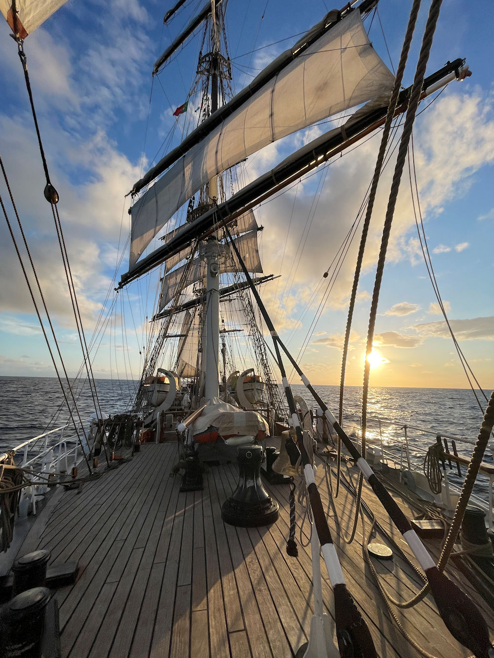 An Deck bei Sonnenuntergang