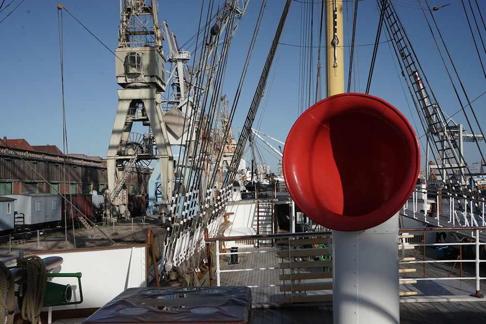 An Deck der PEKING mit den Kampnagel Kranen im Hintergrund